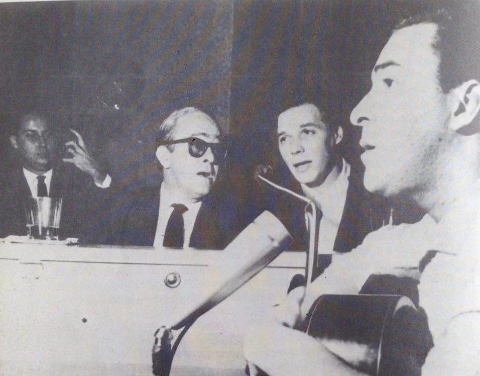 Curiosamente, os trÃªs se apresentaram no palco juntos apenas uma vez. Com o conjunto vocal Os Cariocas, Vinicius, Tom e JoÃ£o cantaram no restaurante Au Bon Gourmet, em Copacabana, em agosto de 1962. 
