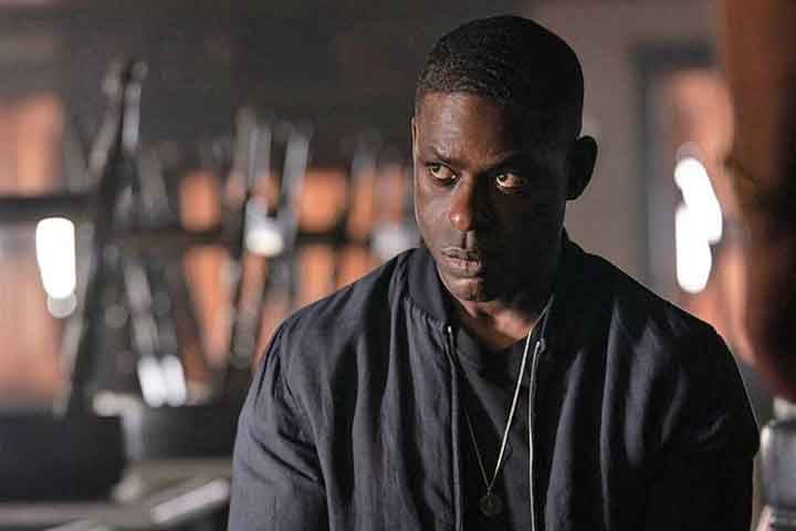 General Curtleigh, pai de Xavier (foto), não quer largar a função apesar do Parkinson. A série promove, assim, a conscientização sobre a doença, mostrando reais problemas que o diagnóstico traz não só para a pessoa, como para sua família e amigos.