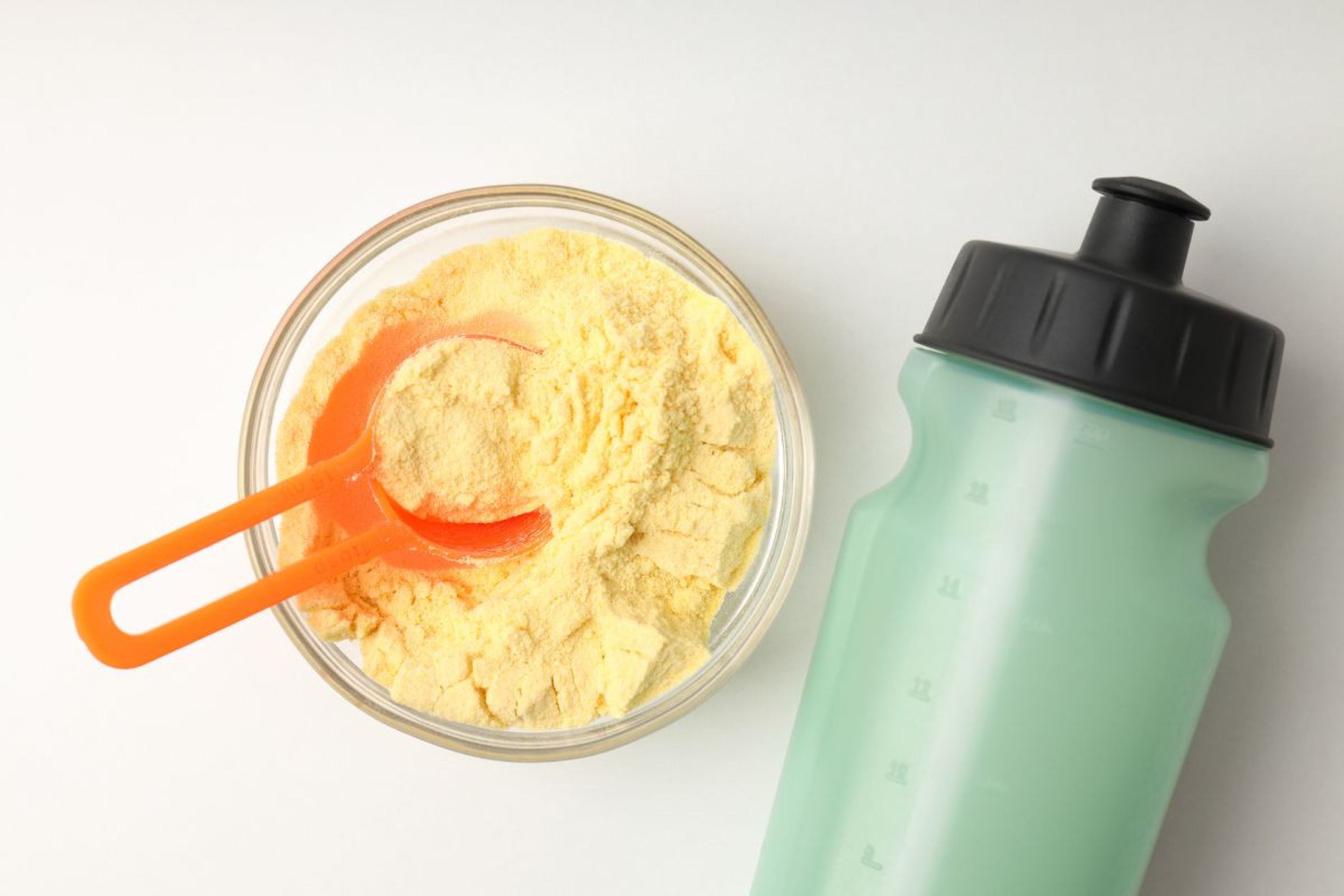 Whey e garrafa de treino