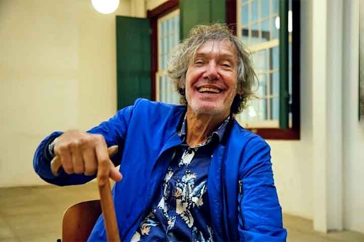 Apesar das dificuldades motoras, Dussek continua com sua carreira, oferecendo exemplo de superação e levando uma mensagem de otimismo para aqueles que compartilham da mesma luta.