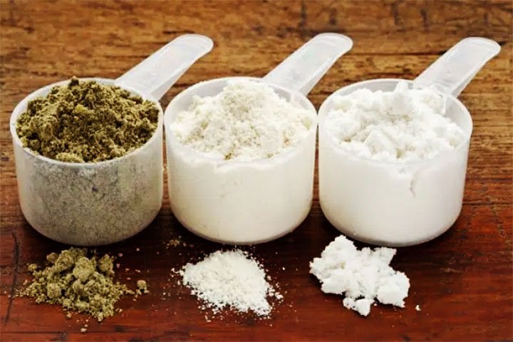 O whey protein oferece vários benefícios, como o auxílio na recuperação muscular, no aumento da massa magra e no suporte à perda de peso. Ele é uma opção prática para quem tem dificuldade em atingir a quantidade diária recomendada de proteína através da alimentação convencional.