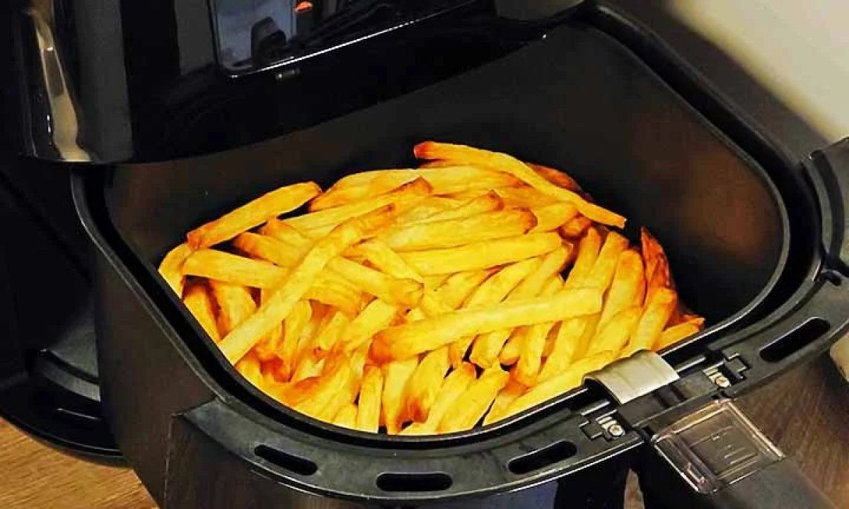 Quanto &agrave;s suas utilidades, a air fryer &eacute; extremamente vers&aacute;til e permite preparar uma grande variedade de pratos de maneira r&aacute;pida e saud&aacute;vel. Al&eacute;m da tradicional batata frita, voc&ecirc; pode fazer diversos outros alimentos. 