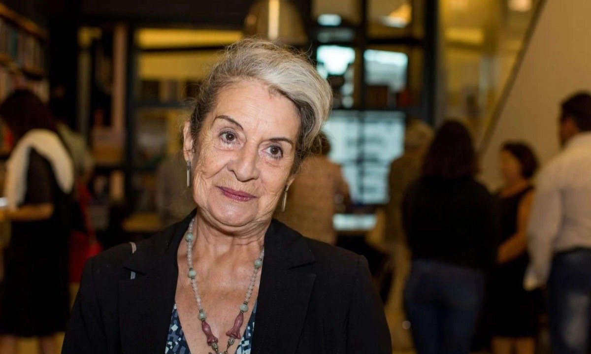 Amélia Bittencourt em noite de lançamento de livros; imagem meramente ilustrativa -  (crédito: Marcus Leoni/Folhapress)