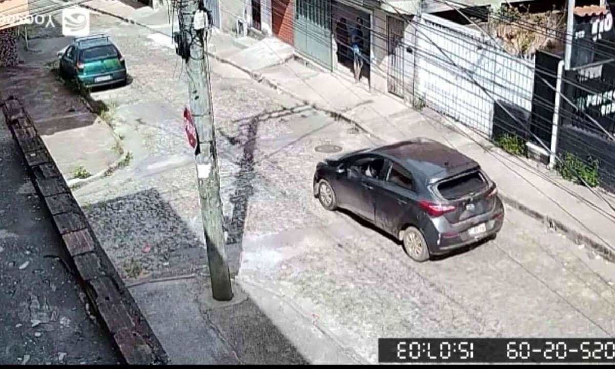Nas imagens da câmera, o carro que aparece condiz com a descrição relatada pela polícia -  (crédito: Reprodução)