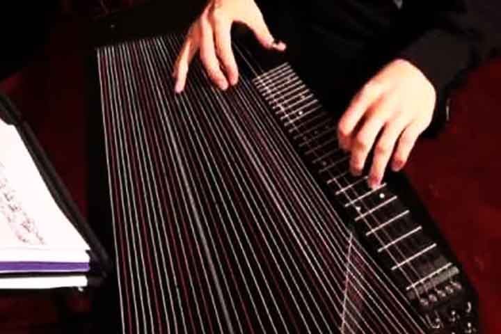 A citara é usada hoje em músicas folclóricas e tradicionais, especialmente na Europa Central e na Ásia, valorizada por seu timbre suave e ressonante.
