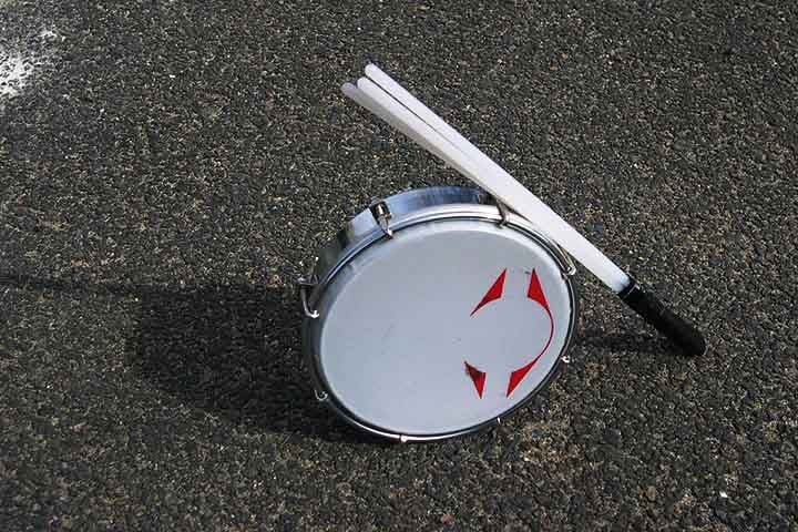 O tamborim representa celebração e júbilo. Na tradição bíblica, é tocado em festas religiosas e vitórias. Simboliza alegria e movimento divino.