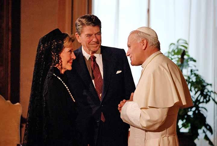 O Papa João Paulo II foi diagnosticado com Parkinson em 1991, embora o Vaticano tenha mantido segredo por muitos anos. O papa sofreu com a doença nos últimos anos de sua vida, enfrentando dificuldades motoras, mas continuou a cumprir suas funções até sua morte em 2005.