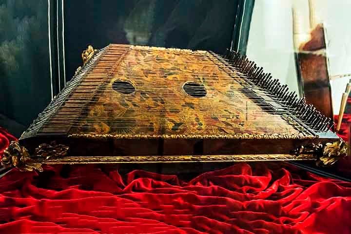 O saltério é um instrumento de cordas dedilhadas usado nos salmos de Davi. Representa oração e louvor contínuo. É associado à meditação e espiritualidade.