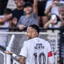 Suárez reage a gol olímpico de Neymar pelo Santos - No Ataque Internacional
