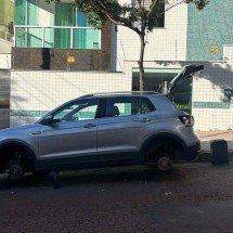  Carro alugado tem rodas furtadas em frente a prédio - Reprodução/Arquivo pessoal 