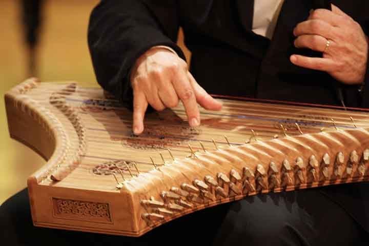 Hoje o saltério está presente em música sacra e erudita, além de música folclórica em regiões da Europa e do Oriente Médio, valorizado por seu som meditativo.