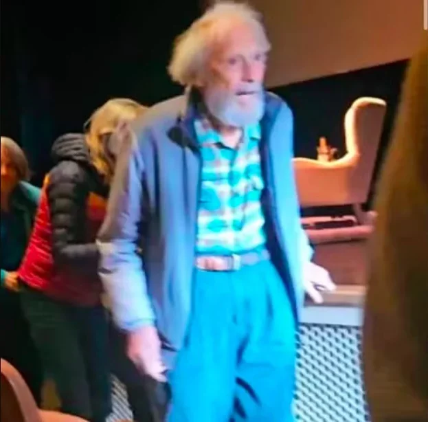 Embora continue na ativa, Eastwood não tem feito aparições em público com frequência nos últimos anos. Daí a surpresa quando ele surgiu no evento. 