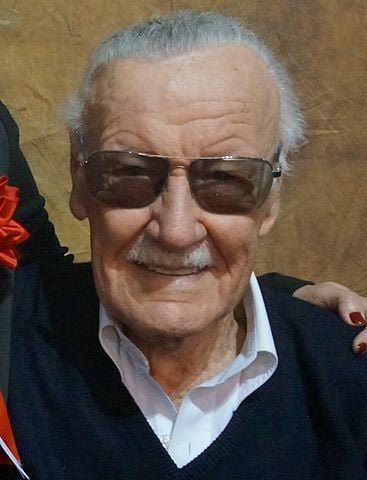  Stanley Martin Lieber nasceu em Nova York em 28/12/1922. Ele passou a infância no Bronx, bairro de periferia.  Construiu um universo de criatividade e animação. Morreu em 12/11/2018 aos 95 anos. 