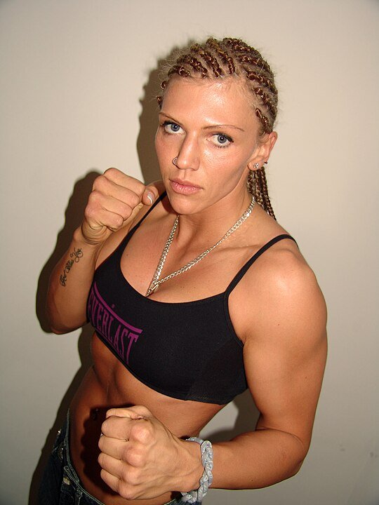 O primeiro caso de expulsão da história da Fazenda foi da lutadora Duda Yankovich, na quarta edição. Na ocasião, ela deu um tapa na cabeça do ator Thiago Gagliasso, durante uma brincadeira na piscina (jogo de basquete aquático).