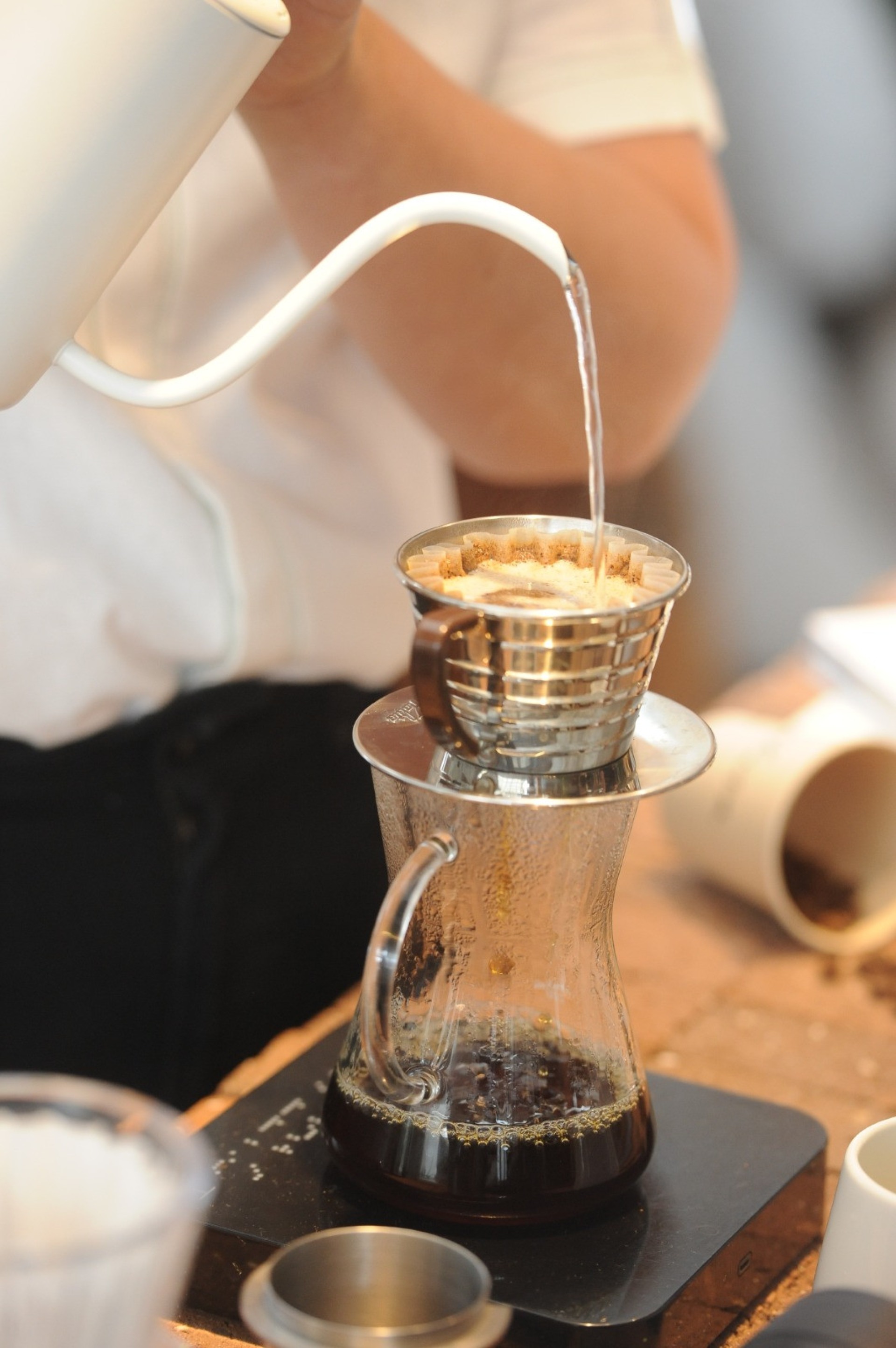 Cafés especiais de pequenos produtores, em sua maioria mineiros, são servidos no Elisa Café Na foto, café especial é servido