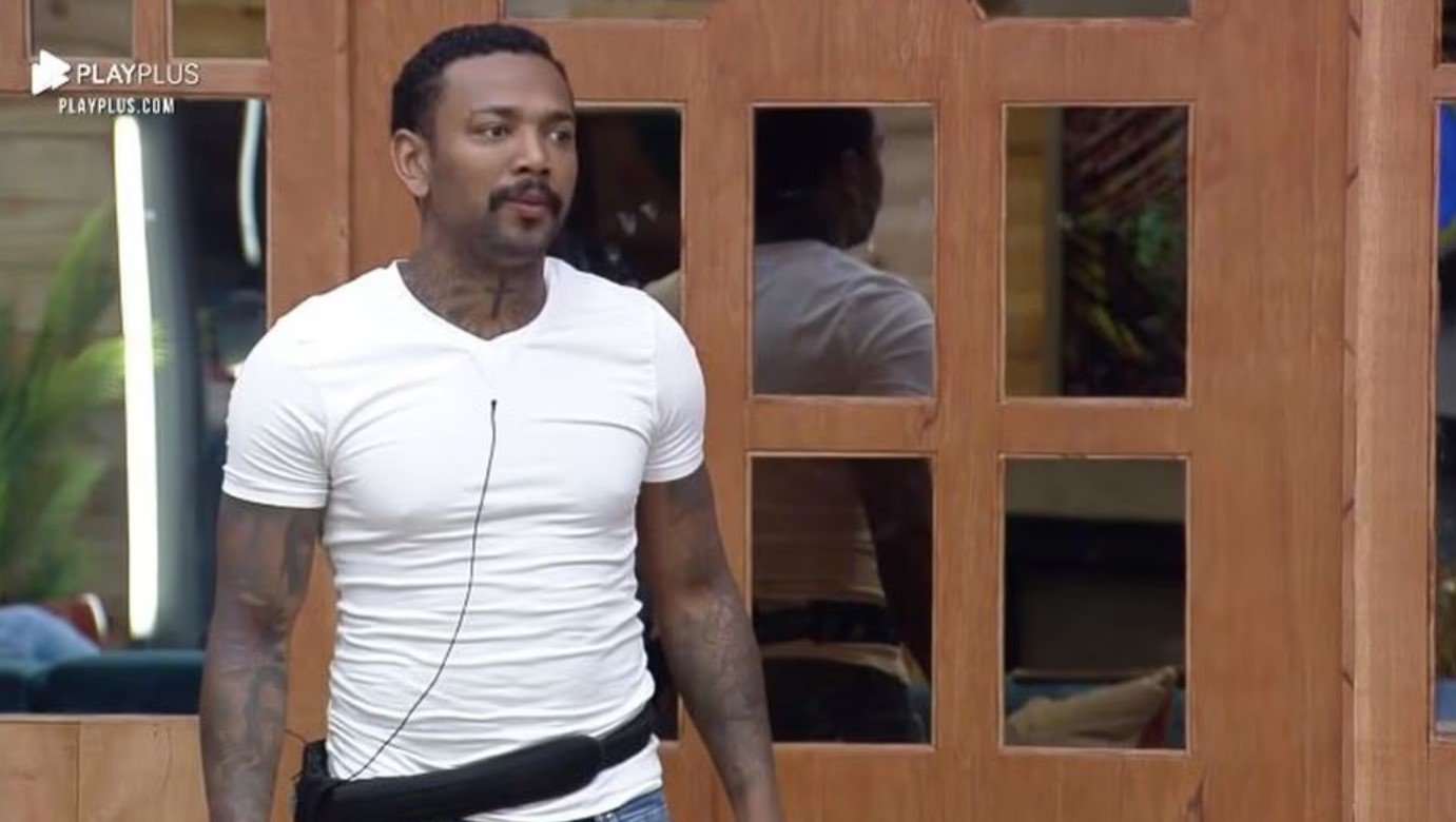 Em 2021, foi a vez de Nego do Borel ser expulso da Fazenda. Na ocasião, o cantor se deitou ao lado de Dayane Mello e tentou, por diversas vezes, ficar com a modelo. A atitude tomou conta das redes sociais com telespectadores o acusando de assédio. 