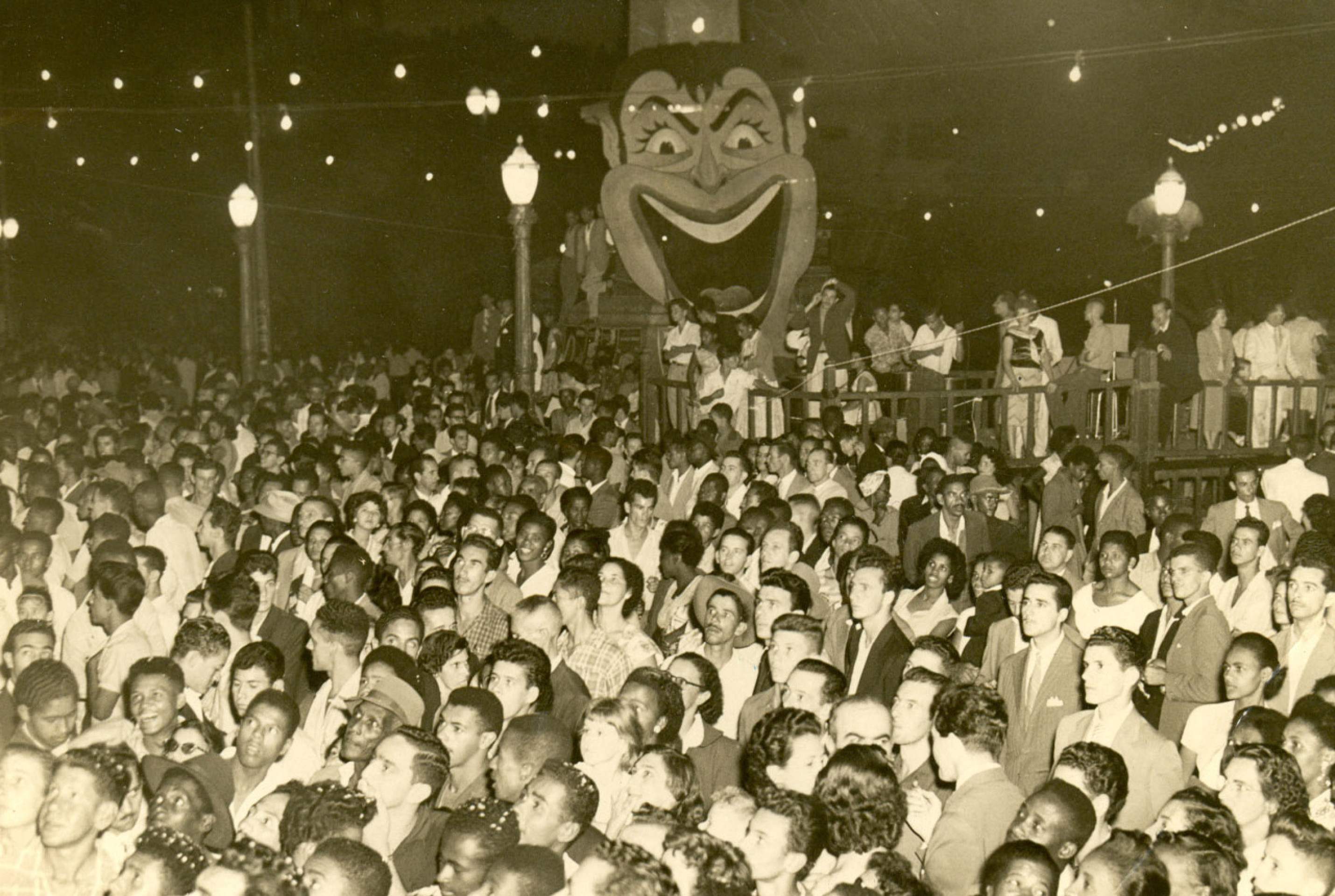 Batalha Real durante o carnaval de rua de BH em 1957-Arquivo EM - 28/02/1957