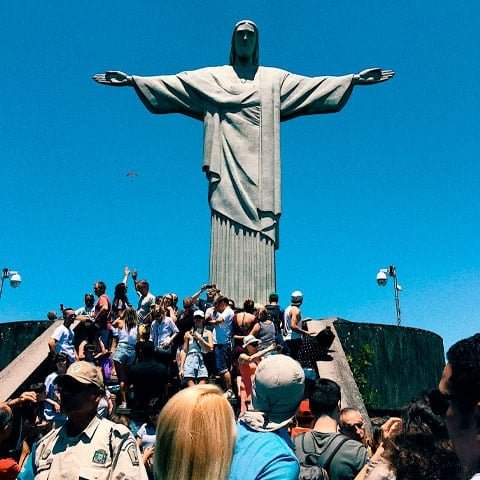 De acordo com a imprensa polonesa, a escultura terá 55 metros de altura - o Cristo Redentor (foto), no morro do Corcovado, tem 38 metros (30 da estátua e oito da base).
