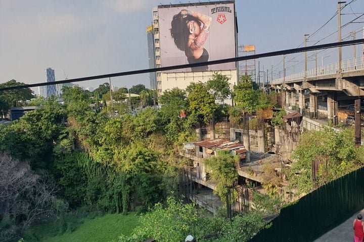 2) SkyCity, Filipinas (335 m): Planejado para ser o prédio mais alto das Filipinas, teve sua construção iniciada em 1997, mas nunca foi concluído devido a disputas legais e falta de financiamento.