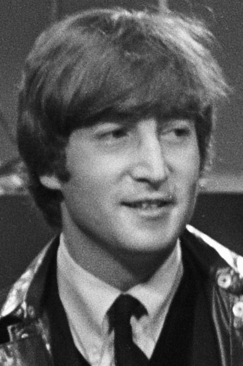 Durante o litígio de seus pais, Lennon morou em Mendips, na avenida Menlove, em Woolton, com Mimi Smith (sua tia) e seu marido, George Toogood Smith, que não tinham filhos. Na época, ganhou sua primeira guitarra e já demonstrava seu talento nato para o mundo da música.