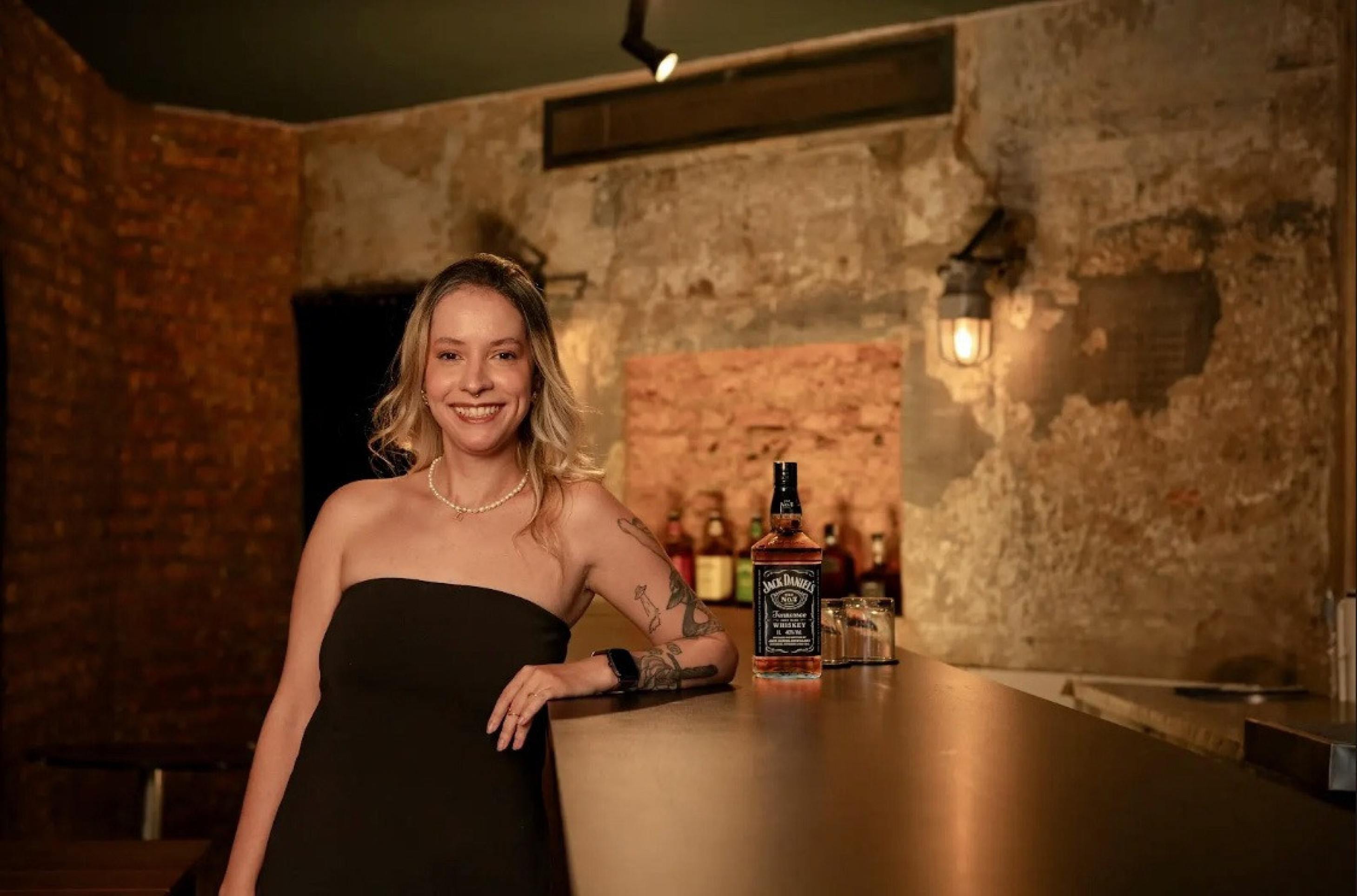 Sempre que possível, Larissa Dantas gosta de estar presente no bar Sempre que possível, Larissa Dantas gosta de estar presente no bar