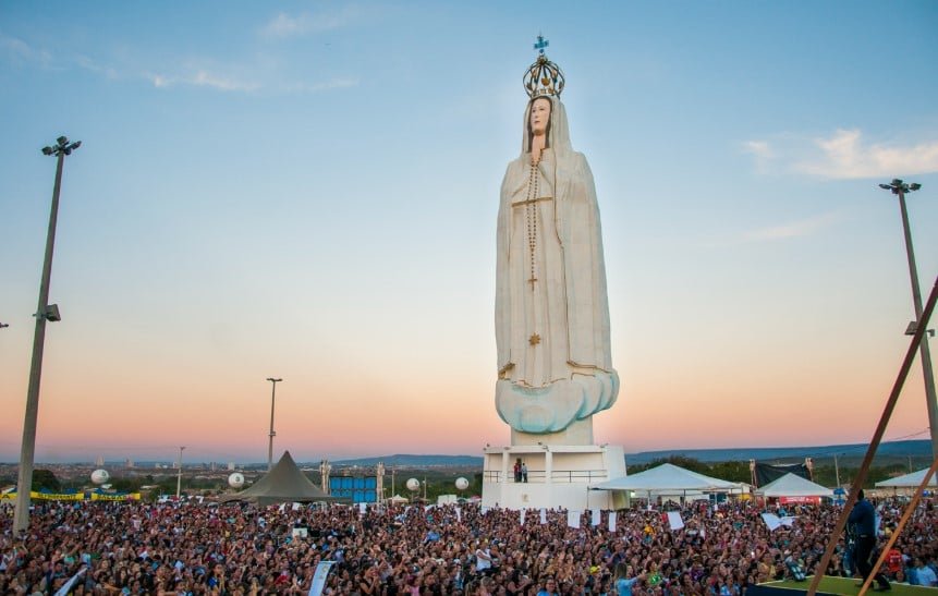 O monumento também será maior que a estátua de Nossa Senhora de Fátima, no Crato, estado do Ceará, que tem 45 metros.
