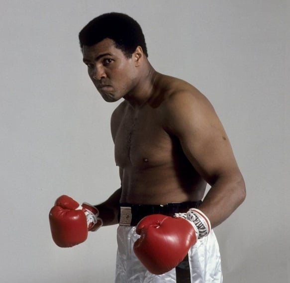 O icônico boxeador Muhammad Ali foi diagnosticado com Parkinson em 1984, alguns anos após sua aposentadoria. A doença afetou suas habilidades motoras, mas ele usou sua plataforma para ajudar a arrecadar fundos e apoio para pesquisas sobre Parkinson.