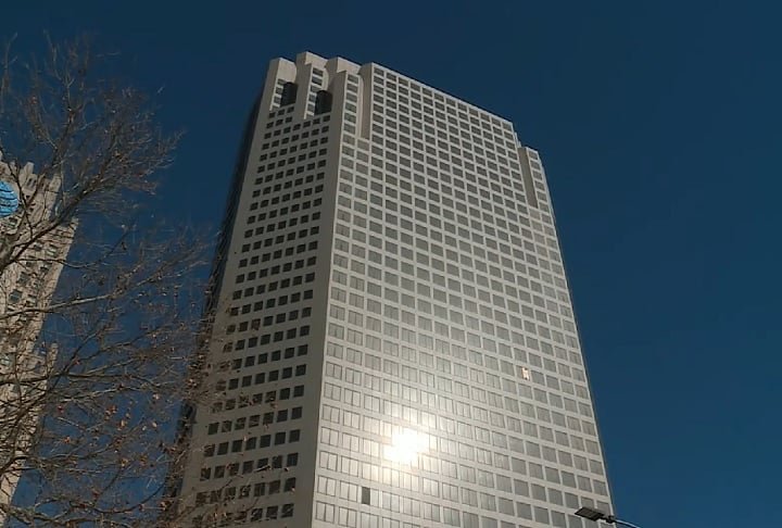 No entanto, depois que a AT&T deixou o local em 2017, o edifício ficou vazio. Em 2024, o Goldman Group comprou o prédio por apenas US$ 3,6 milhões (cerca de R$ 20,6 milhões) — ele tinha custado US$ 205 milhões (R$ 1,17 bilhão). O plano é transformá-lo em um prédio residencial com 600 apartamentos.