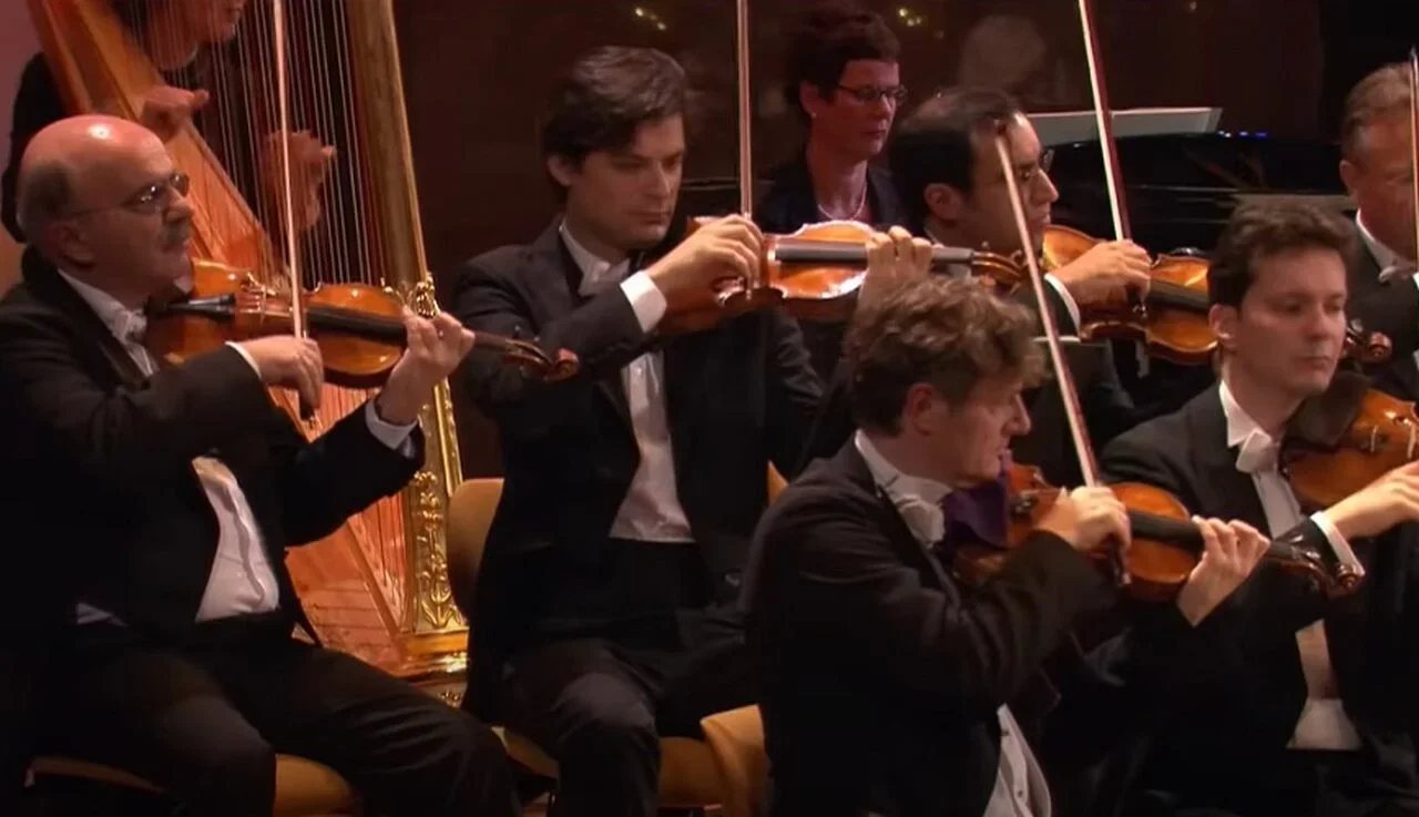 Encerrando a galeria com a Orquestra Filarmônica de Berlim, fundada em 1882 - uma das mais proeminentes orquestras do mundo. Com uma história de associações com grandes maestros como Herbert von Karajan, a orquestra é conhecida por sua sonoridade única e técnica refinada.