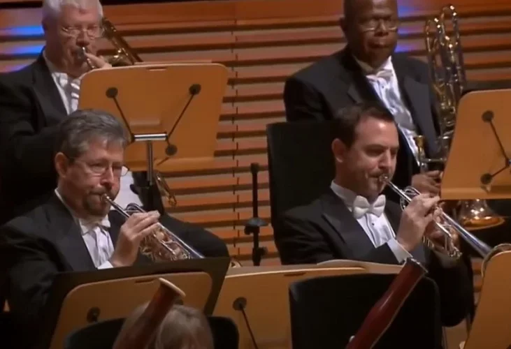 Fundada em 1919, a Orquestra FilarmÃŽnica de Los Angeles Ã© um dos pilares da mÃºsica erudita nos Estados Unidos. Sob a direÃ§Ã£o de renomados maestros, a orquestra se caracteriza por seu repertÃ³rio eclÃ©tico.