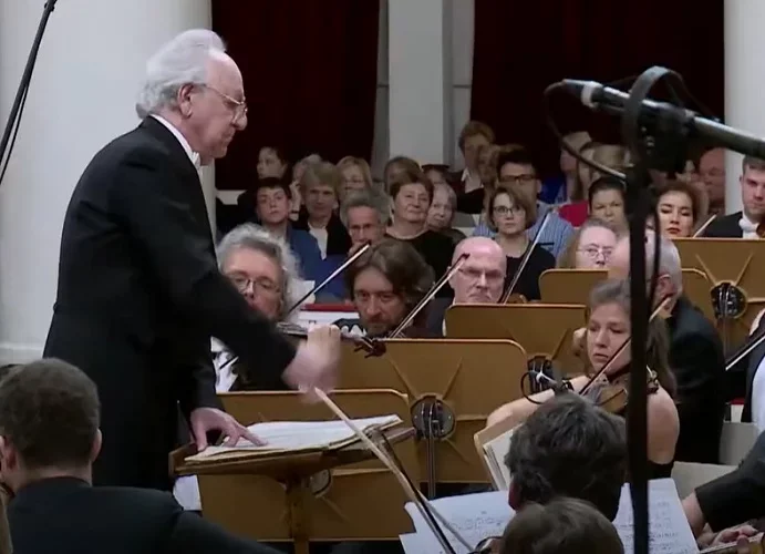 Com sua fundação em 1882, a Filarmônica de São Petersburgo carrega uma rica tradição de excelência musical. Considerada a mais antiga da Rússia, ela é renomada por suas interpretações de compositores russos clássicos, como Tchaikovsky.