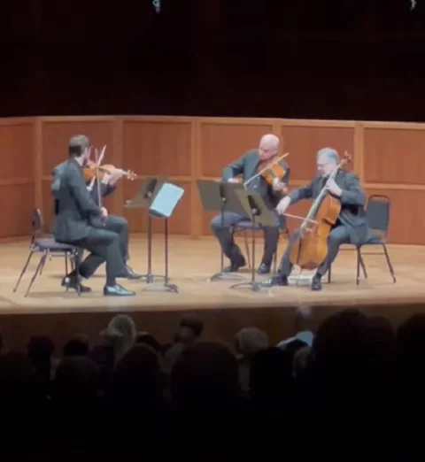 Fundada em 1939, a Orquestra Sinfônica de San Francisco é reconhecida por sua habilidade em equilibrar a tradição clássica com a música contemporânea.