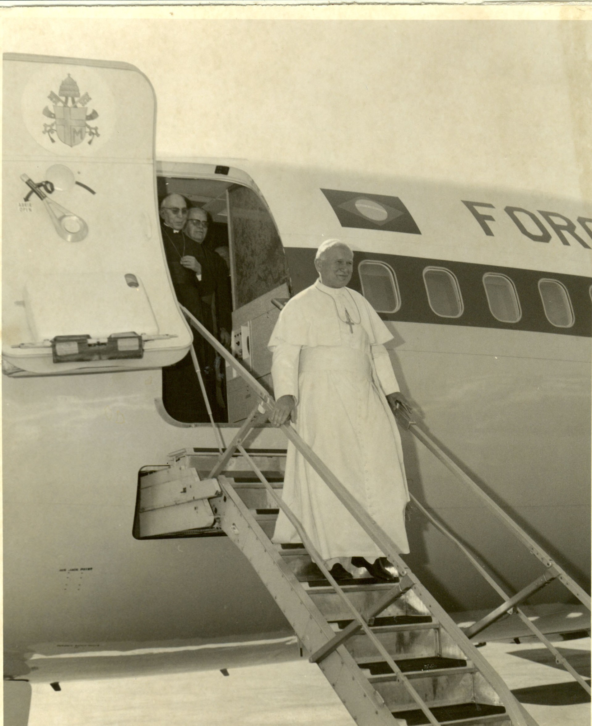 Assim que o Peregrino da Paz, um dos apelidos dado pela imprensa ao papa João Paulo II, desembarcou do avião, uma multidão de fiéis já o aguardava no aeroporto
      -João Goes/Arquivo EM