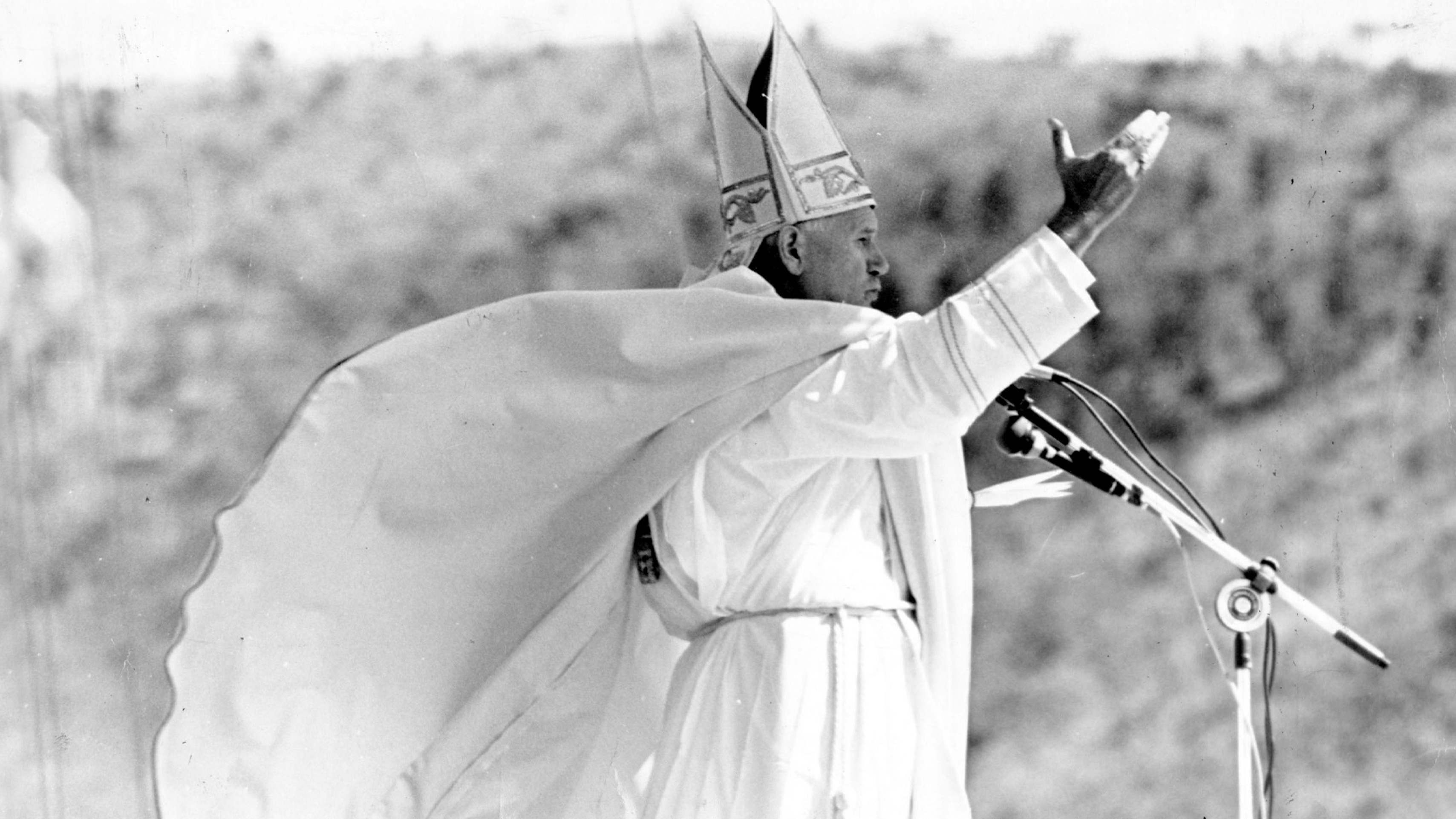 Um dos registros mais conhecidos de João Paulo II durante a missa aos pés da Serra do Curral-Arquivo EM