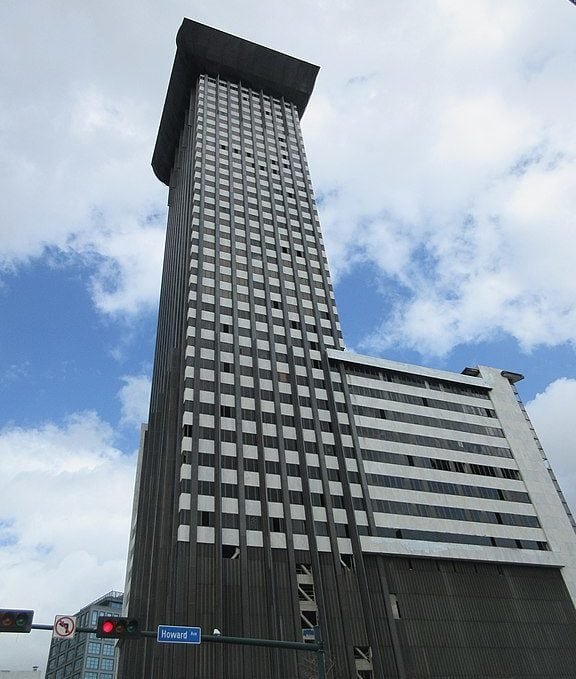 9) Plaza Tower, EUA (162 m): A construção desse edifício, que fica em Nova Orleans, teve início nos anos 1960. Inicialmente, ele foi concebido para abrigar escritórios, mas acabou seriamente danificado pelo furacão Katrina, em 2005, que comprometeu sua estrutura.