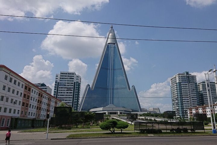 Apesar de retomadas ocasionais, o edifício continua incompleto. Finalizá-lo custaria cerca de US$ 2 bilhões (em torno de R$ 11,42 bilhões), mas, por enquanto, ele permanece como um símbolo da má gestão.