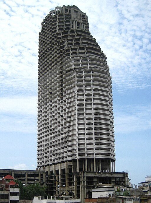 7) Sathorn Unique, Bangkok (185 m): O prédio teve sua construção interrompida durante a crise financeira asiática de 1997. Apelidado de 