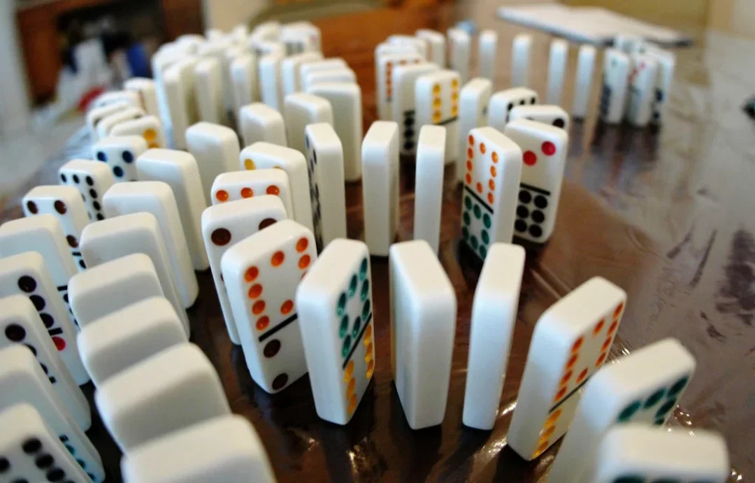 O dominÃ³ Ã© muito mais do que apenas um jogo de tabuleiro; Ã© uma tradiÃ§Ã£o cultural que atravessa sÃ©culos e fronteiras, proporcionando diversÃ£o, aprendizado e interaÃ§Ã£o social. Sua simplicidade nas regras e a necessidade de estratÃ©gia e raciocÃ­nio fazem com que ele seja atraente tanto para iniciantes quanto para jogadores experientes.