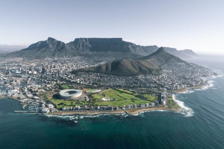 A Cidade do Cabo tem um dos principais cartões postais da África do Sul a Table Mountain (Montanha da Mesa) — formação rochosa que tem esse nome por causa do seu formato peculiar: uma planície reta na parte de cima. 
