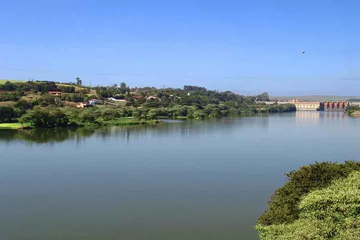 Conhecido como um dos poucos rios brasileiros que corre em direção oposta ao mar, o Tietê tem uma grande relevância histórica para o Brasil. Veja curiosidades sobre ele!