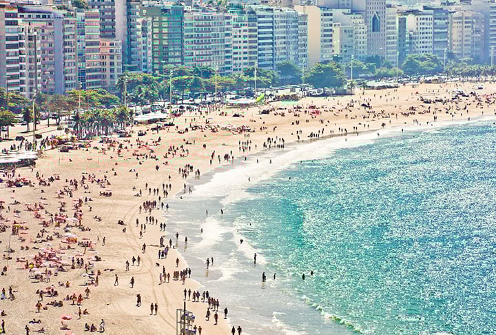 Em abril de 2023, um casal passou por uma situação muito arriscada na  Praia de Copacabana, no Rio de Janeiro, por causa de uma bolha inflável gigante. -Flickr Arnaud Sliwa