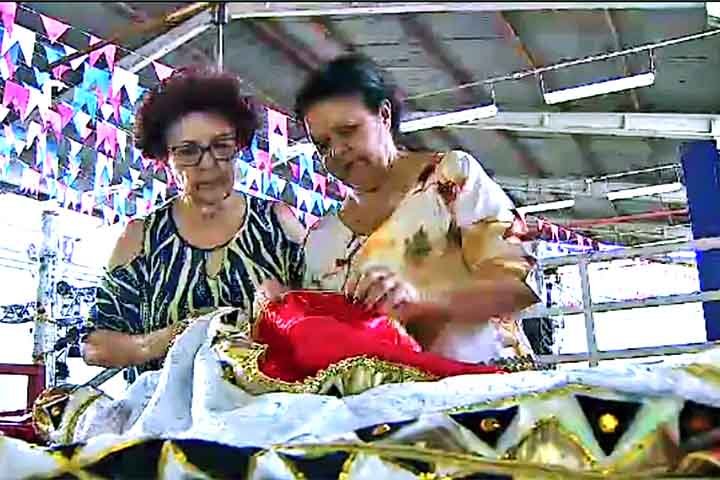 Nesse processo, costureiras, aderecistas e outros profissionais trabalham para que as reproduções fiquem bem perto do que foi apresentado nos croquis. Em outras palavras, o foco é que boa parte das ideias do carnavalesco sejam empregadas. 