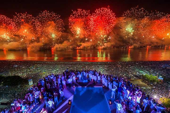 Em diversas culturas, é associada a desejos de prosperidade, sorte e renovação. No Brasil, a romã é particularmente conhecida por ser parte dos rituais do Réveillon. A superstição diz que ao comer as sementes à meia-noite da virada do ano, cada uma representa um mês de prosperidade.