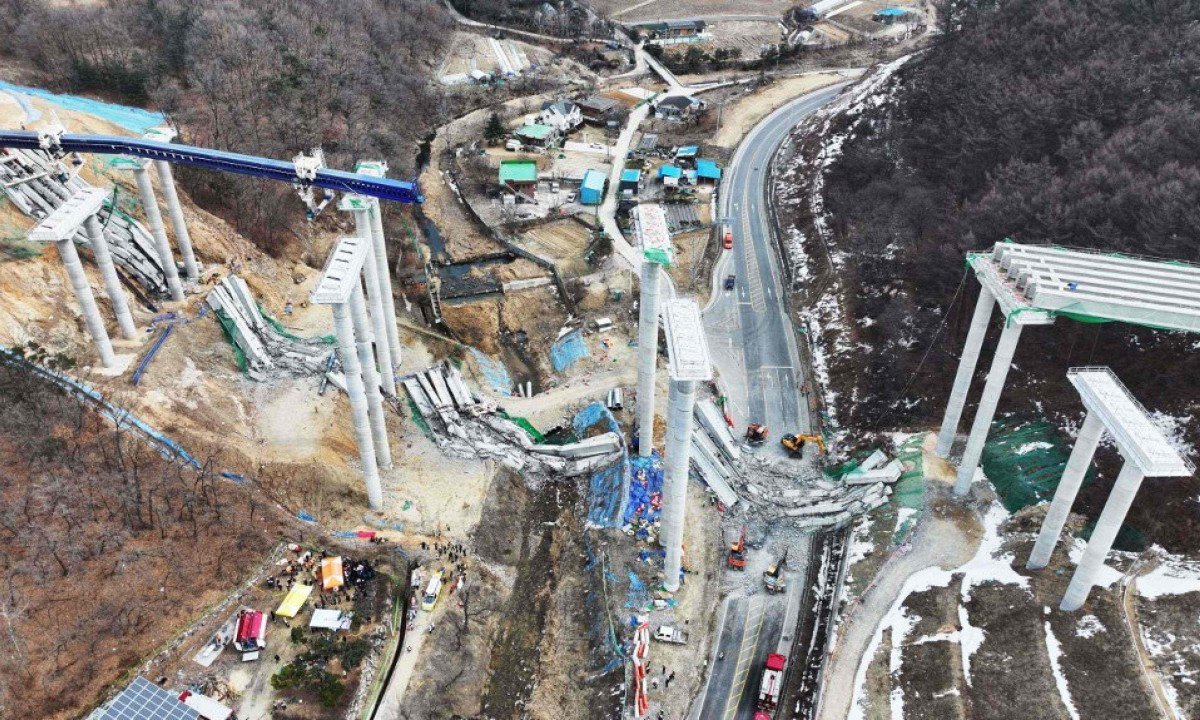 Vista aérea da ponte que desabou no canteiro de obras de uma via expressa na Coreia do Sul -  (crédito: YONHAP / AFP)