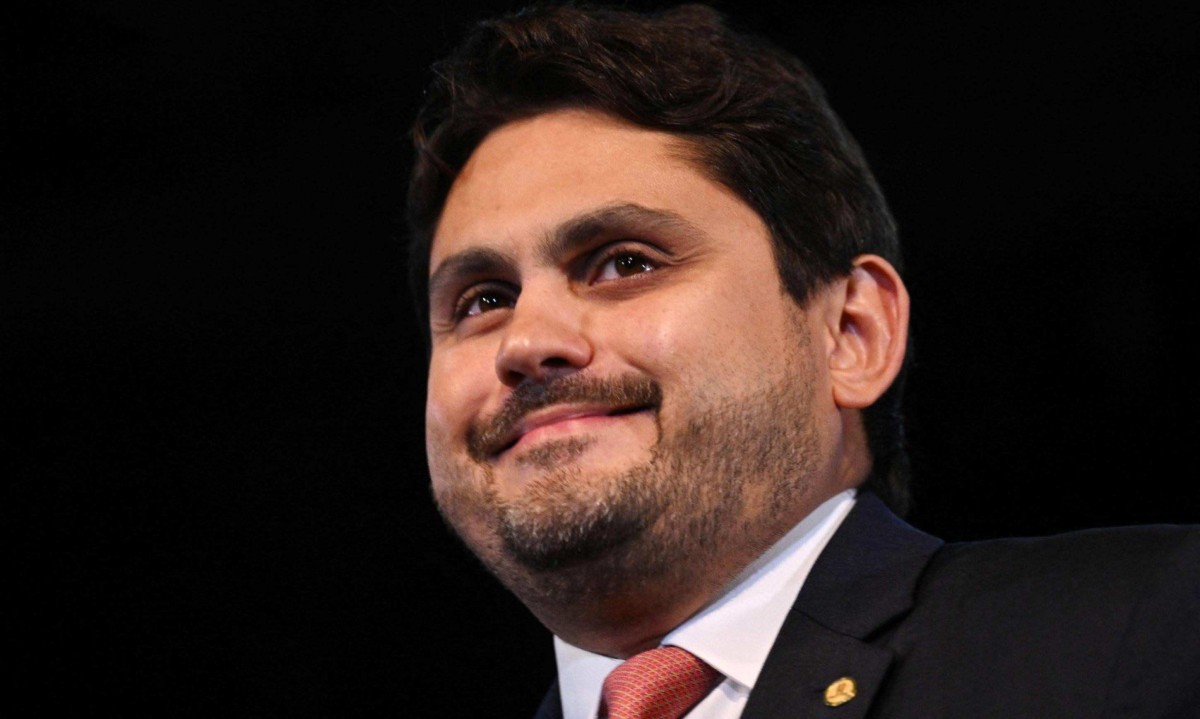 Ministro da Comunicação Juscelino Filho (União Brasil) ava férias no sul da Bahia quando o presidente Lula convocou uma reunião -  (crédito: Evaristo Sá/AFP)