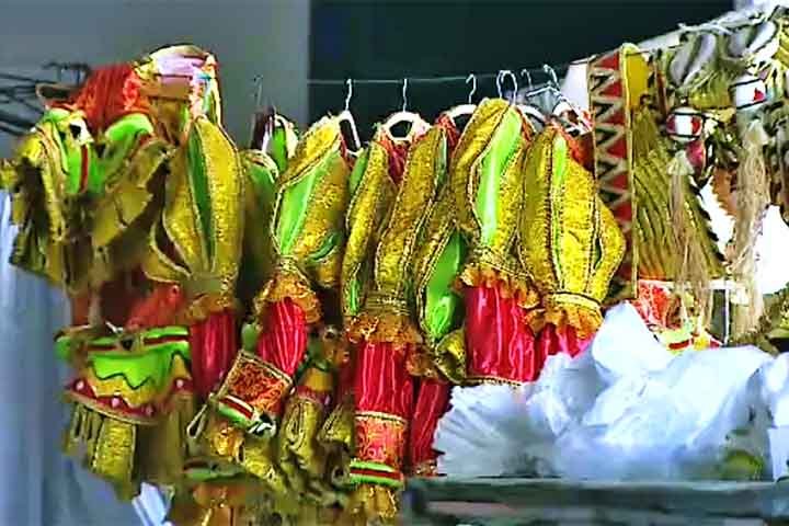 Além disso, temos as fantasias que exigem maior atenção na sua criação, que são do primeiro casal de mestre-sala e porta-bandeira, comissão de frente, bateria e destaques de alegoria. Elas apresentam especificidades que merecem atenção. 