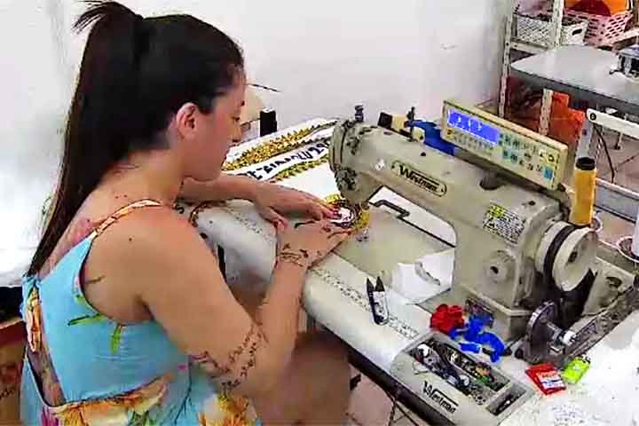 Atualmente, o carnaval carioca tem apostado na iluminação. Assim, as fantasias podem apresentar materiais que brilham e refletem, assim como a presença de leds.