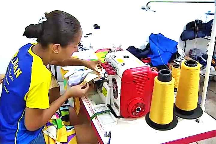 Lurex de carnaval é um tecido brilhante, flexível e elástico, feito de fios metálicos, que é muito usado para confecção de fantasias e decorações. 