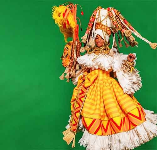 Depois do enredo e sinopse serem definidos, acontece um processo que lembra muito o das semanas de moda, com criação de diversos esboços, croquis, estudo de cores, Tudo para criar as peças que melhor se encaixem ao tema proposto.