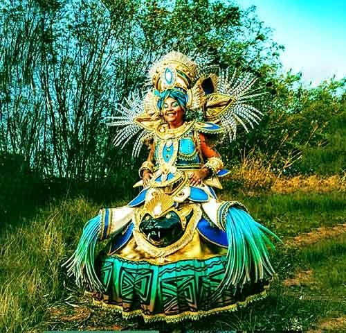 Ao receber a fantasia, o componente deve vesti-la para fazer os ajustes necessários e possíveis trocas. Além disso, é necessário fazer os materiais 